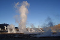 Chile - Geysire el Tatio - Ein mystisches Schauspiel, wenn die Strahlen der aufgehenden Sonne die Dämpfe der Geysiere anstrahlen